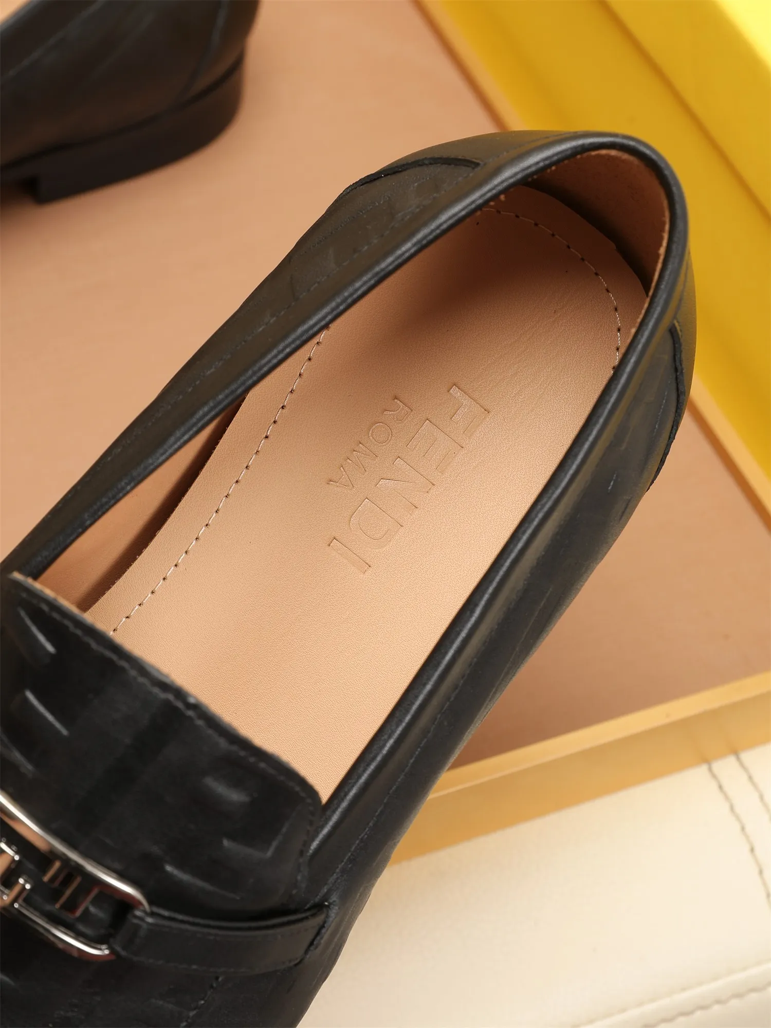 Men's shoes💰460 🕷🕷【FENDI】The latest men's formal leather shoes🇨🇳Classic series not to be missed💯The first layer is made of imported first-layer cowhide☘Original quality, the leather is smooth and delicate🎋Awesome version, perfect streamlined outline🍇Cowhide lining, size 38-44 (customized at 45.46)...
